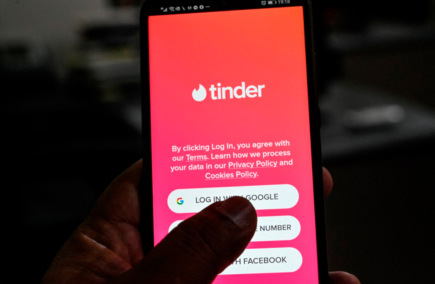 Hombre tuvo cita por Tinder y resultó robado en su casa en Bogotá | RCN  Radio