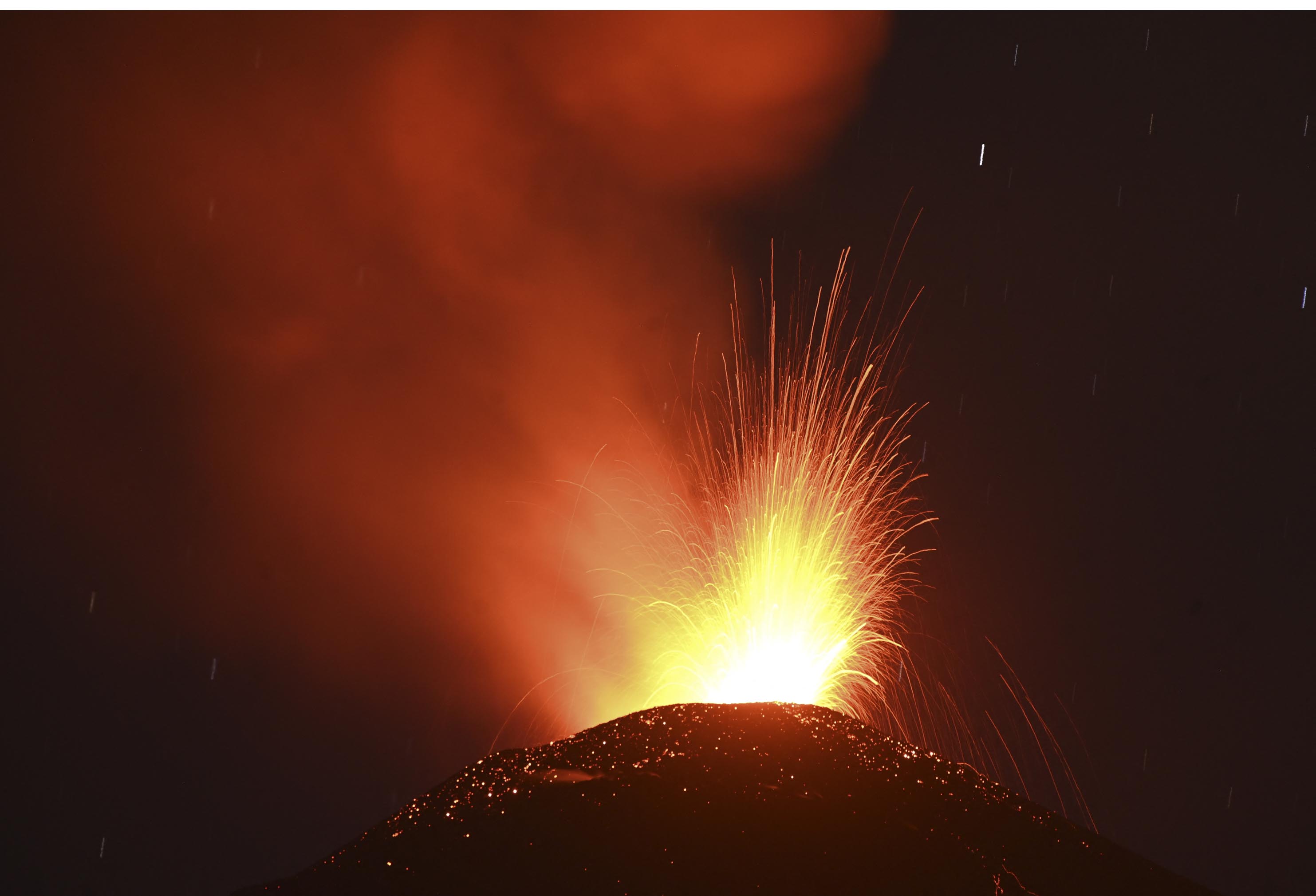 La erupción de los volcanes pueden generar constante daños. Foto: CRN   