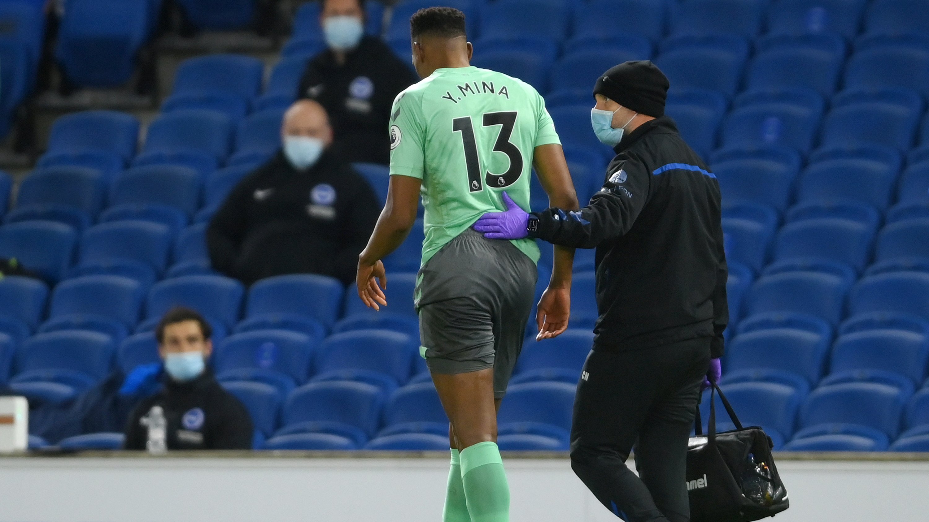 Criticism of Yerry Mina in England for a new injury on his return