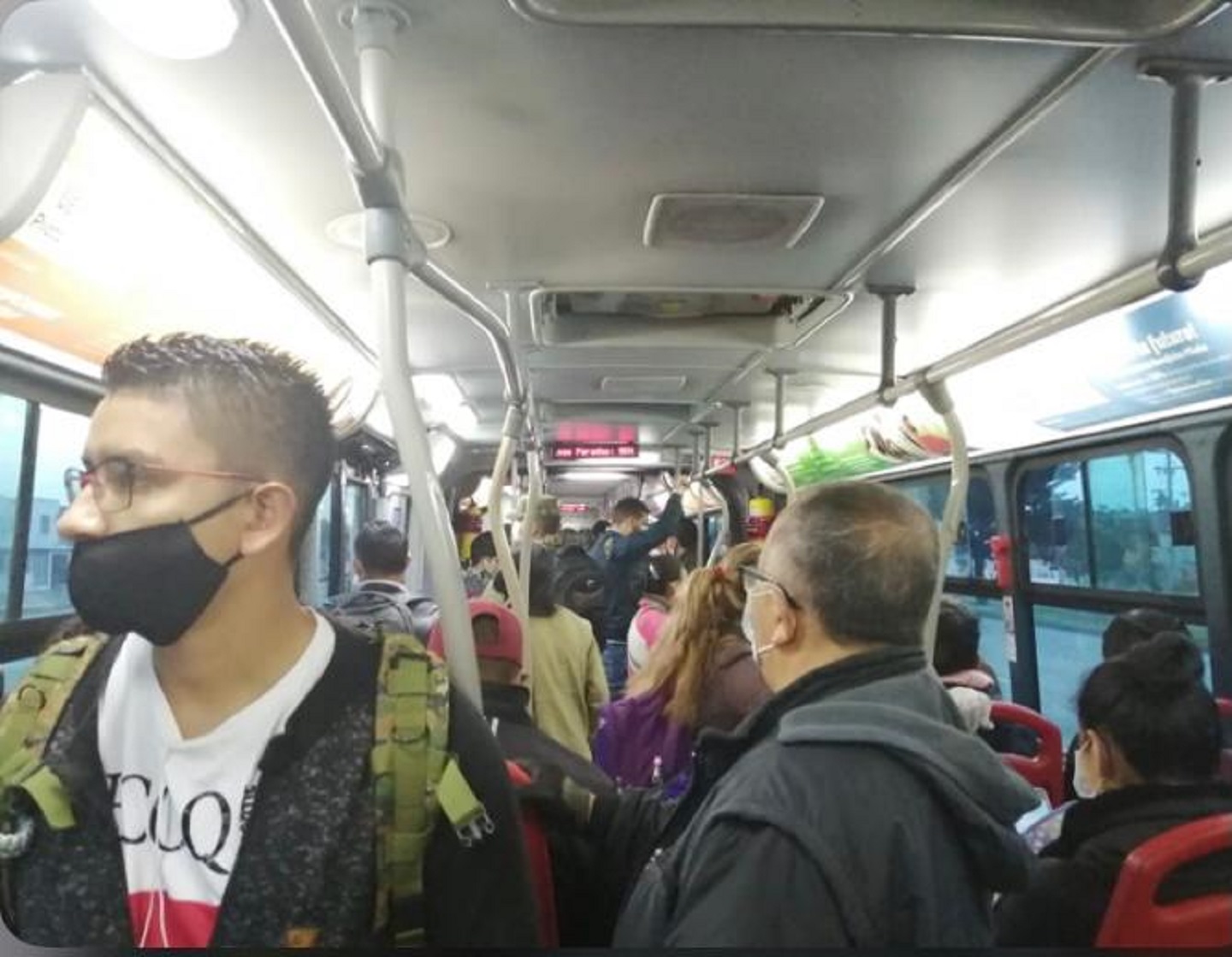 Viaje en un articulado de Transmilenio, en Bogotá