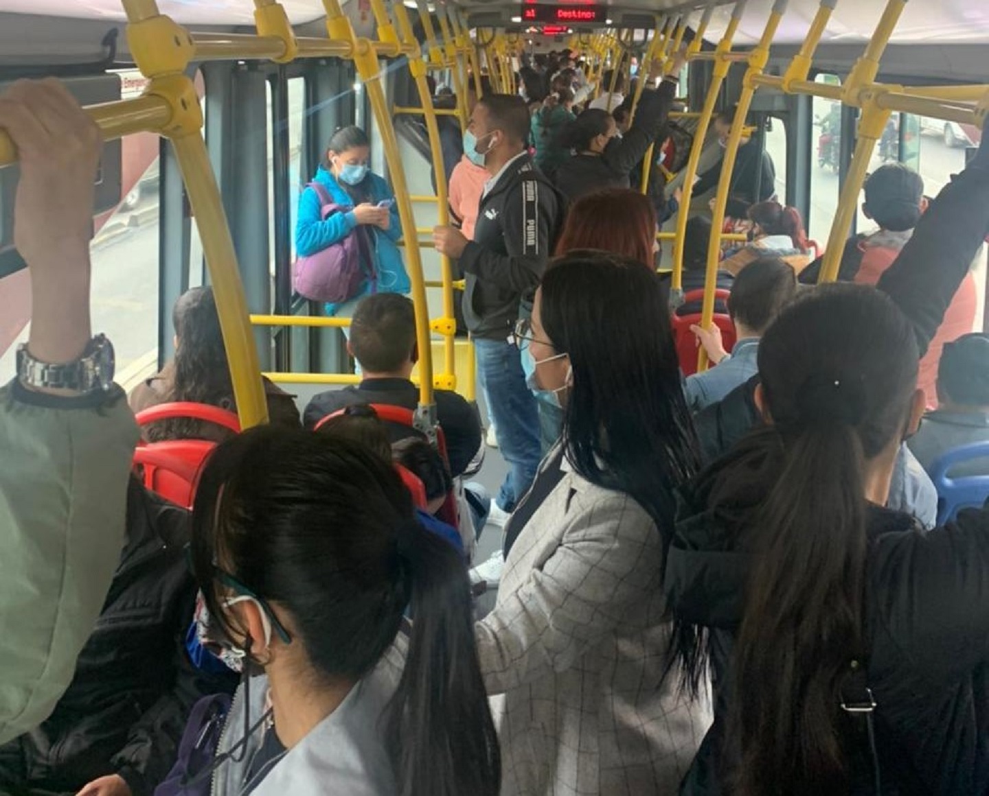 Viaje en un articulado de Transmilenio, en Bogotá