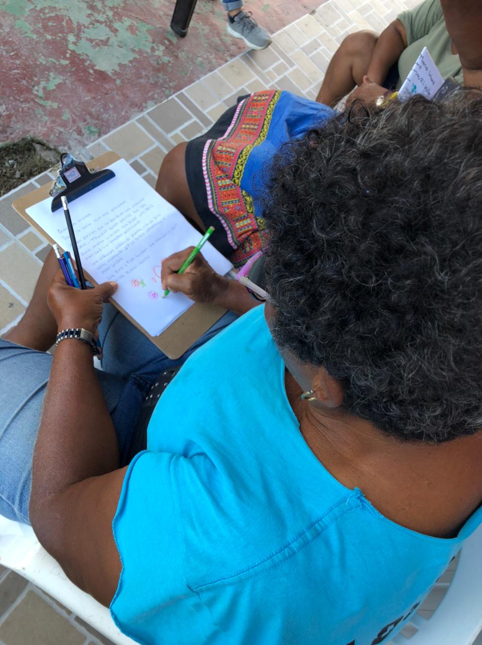 Madres escribiendo cartas para sus hijos en San Andrés 