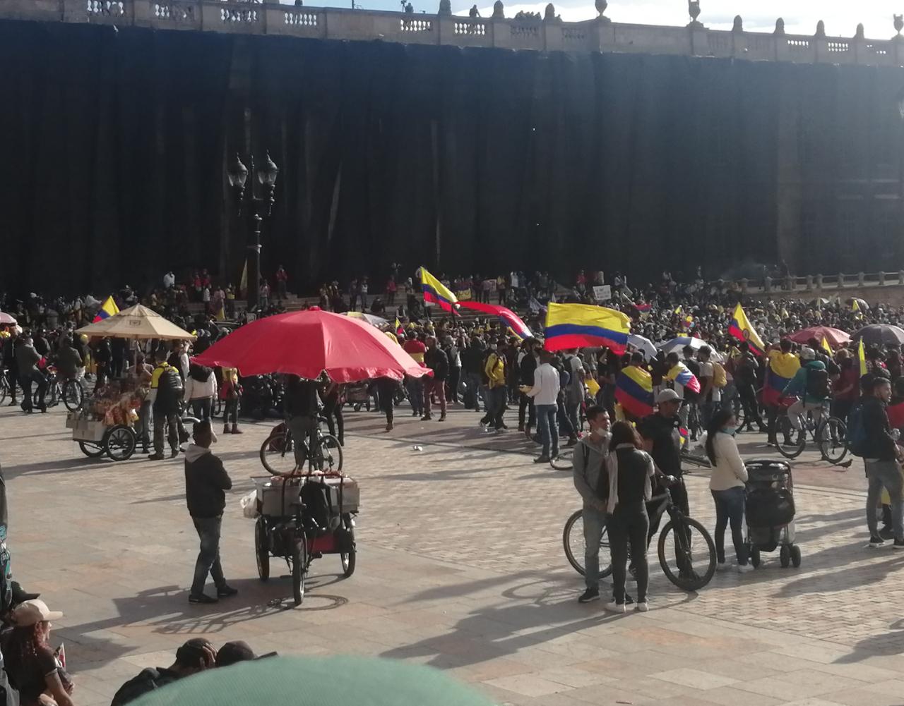 Ventas informales en medio de las manifestaciones.