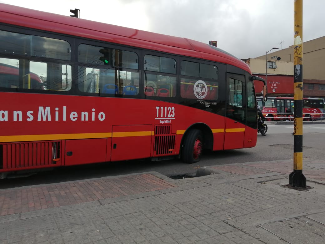 Bus de Transmilenio pinchado en el sur de Bogotá