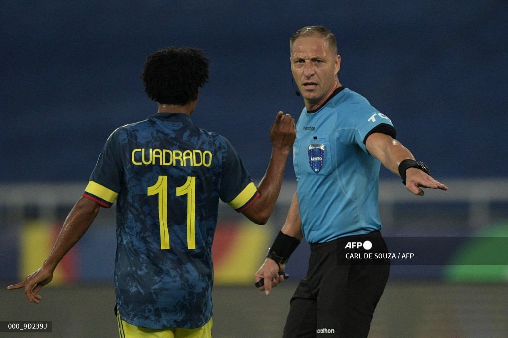 Juan Guillermo Cuadrado y Néstor Pitana