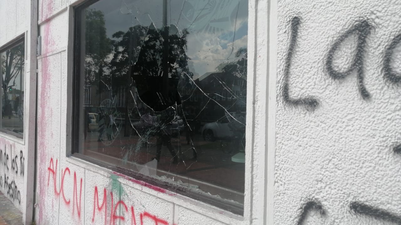 Daños en vidrios y la fachada de RCN Radio
