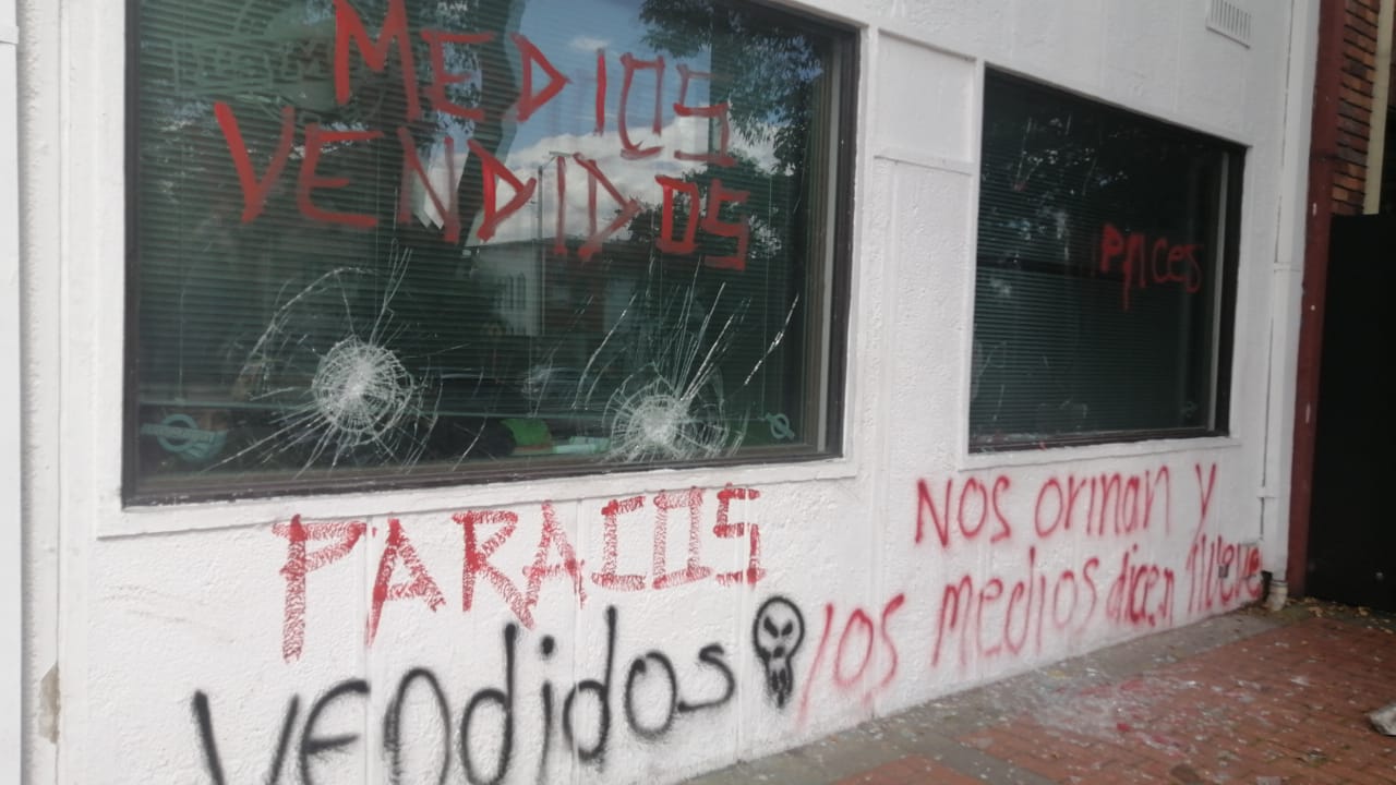 Ataque de manifestantes a la 'torre sonora'.