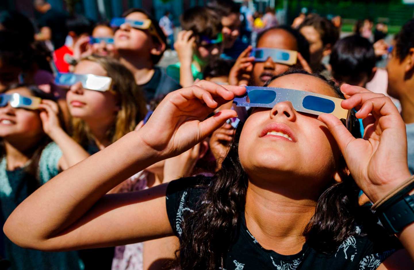 Personas viendo el eclipse anillo de fuego
