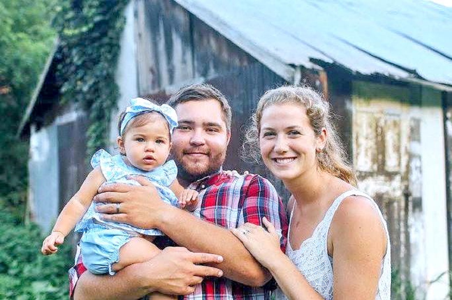 Jessica Reisinger-Raubenolt su hija Lillia y esposo