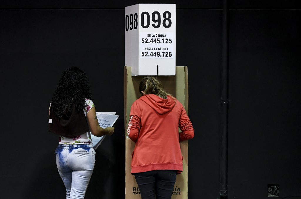 Mujeres participando durante las elecciones en Colombia