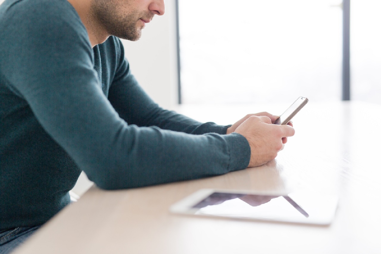 Un hombre en redes sociales