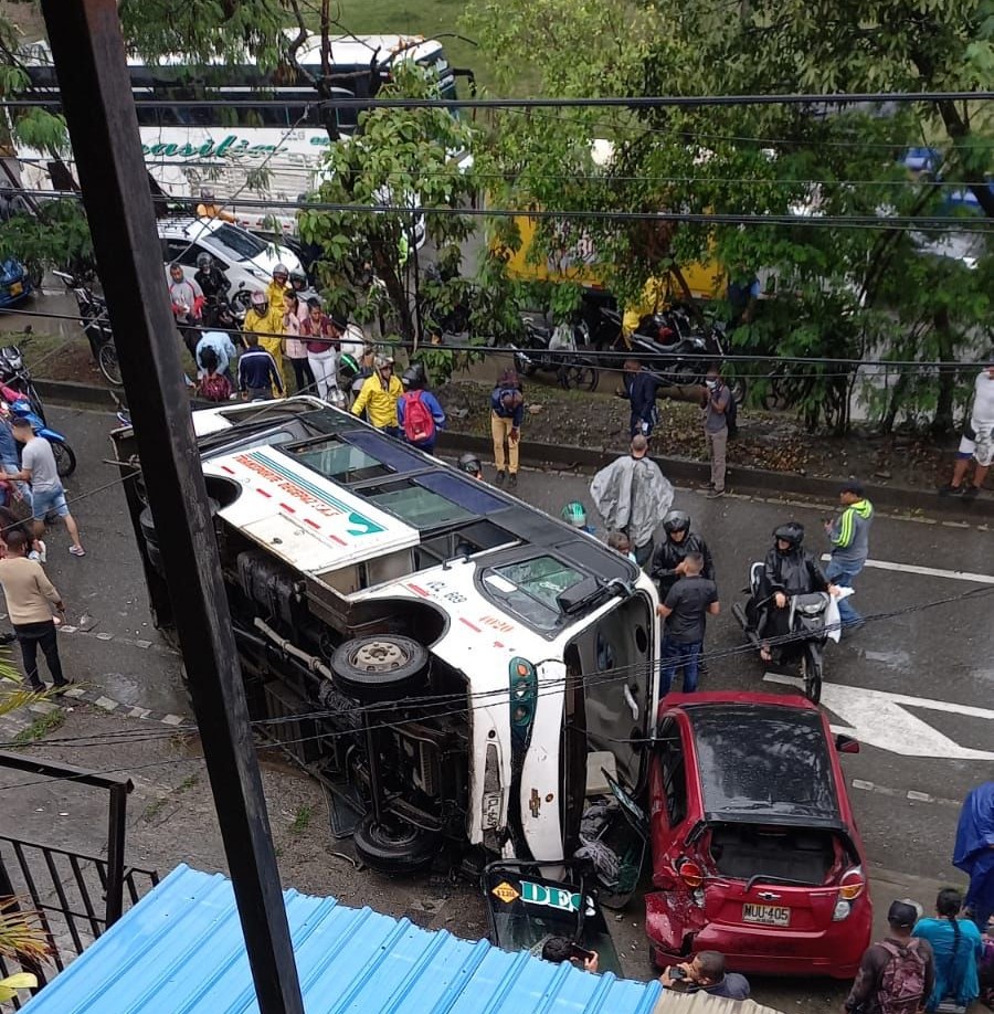 Bus Urbano En Cali Se Accidentó Y Dejó Once Personas Lesionadas | RCN Radio