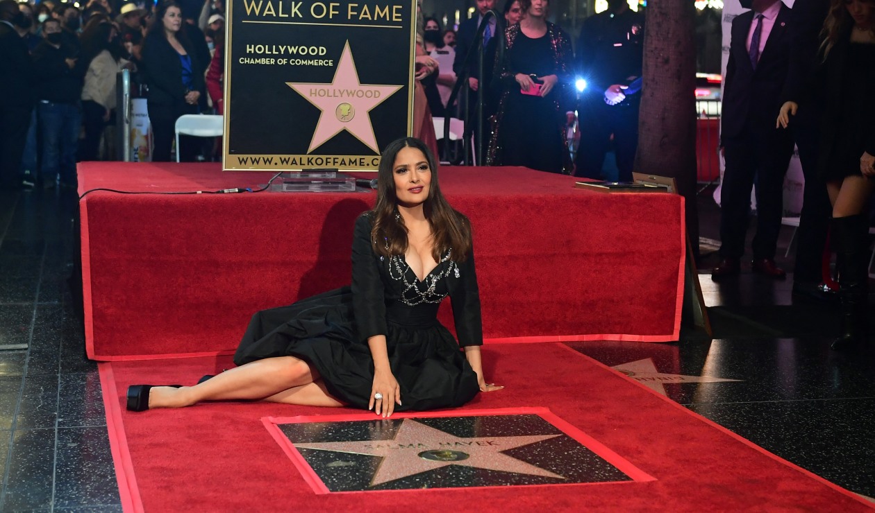 Salma Hayek develó su estrella en el Paseo de la Fama