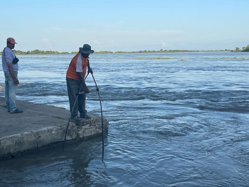 Pescadores ubicados en las orillas del río Magdalena 