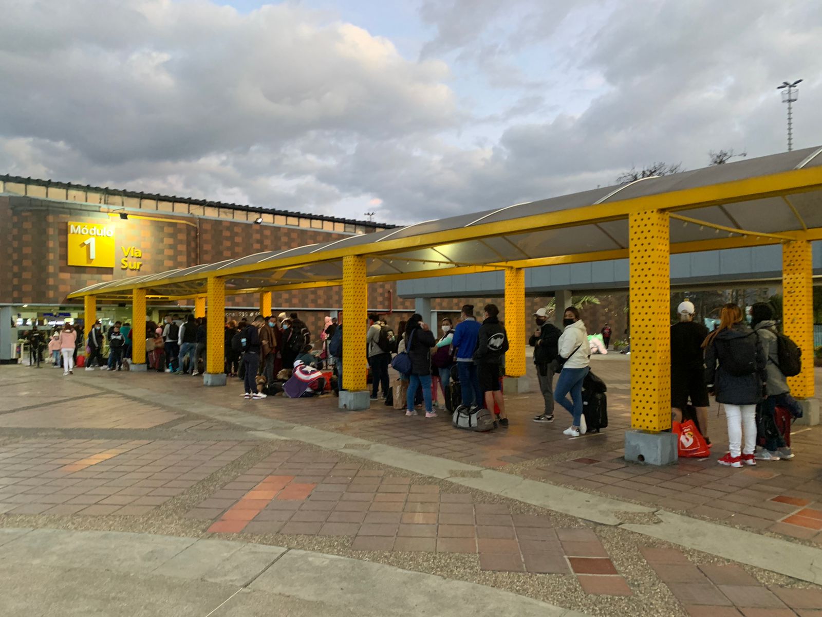 Congestión de viajeros en la terminal de transporte de Bogotá