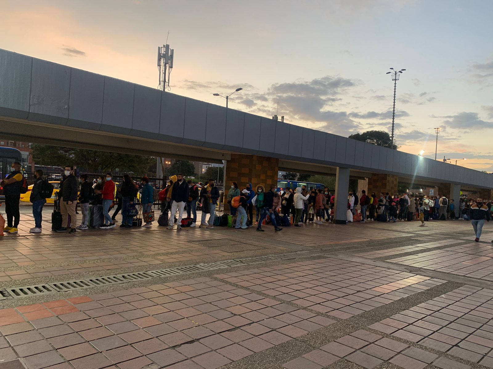 Viajeros buscan un pasaje en la terminal de transportes de Bogotá