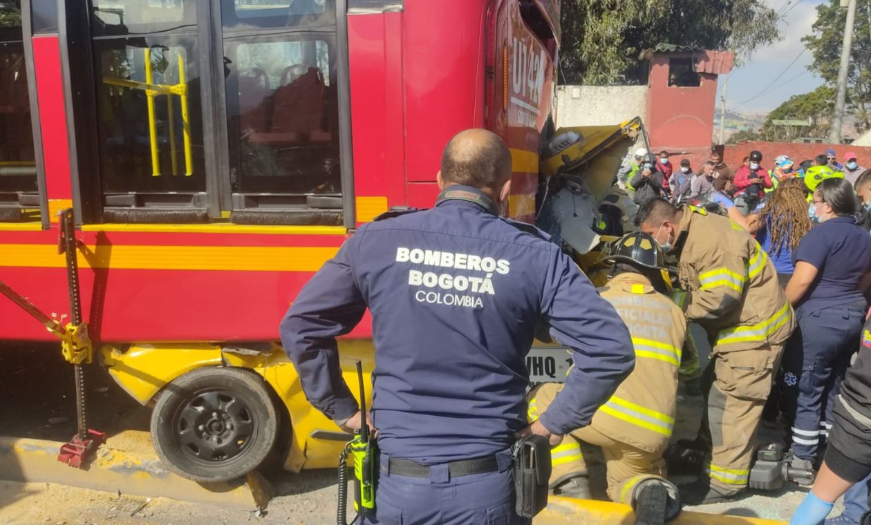 Accidente en TransMilenio: Aparatoso accidente con taxi