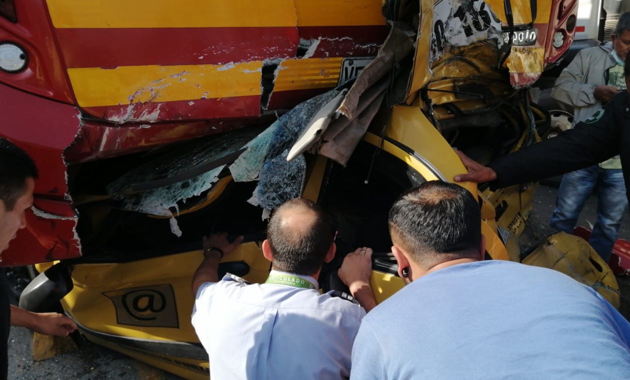 Accidente en TransMilenio: Aparatoso accidente con taxi Accidente en TransMilenio: Aparatoso accidente con taxi