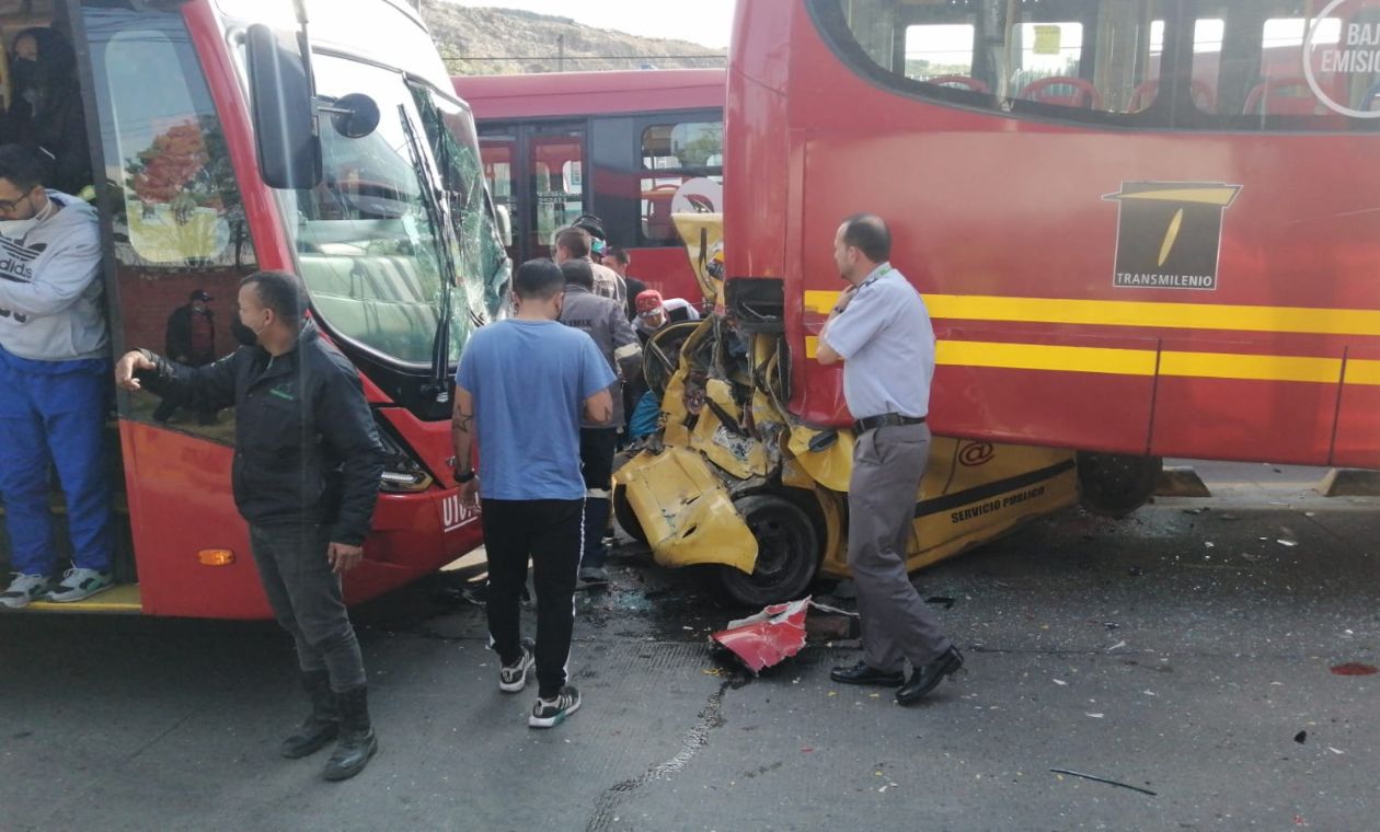 Accidente en TransMilenio: Aparatoso accidente con taxi