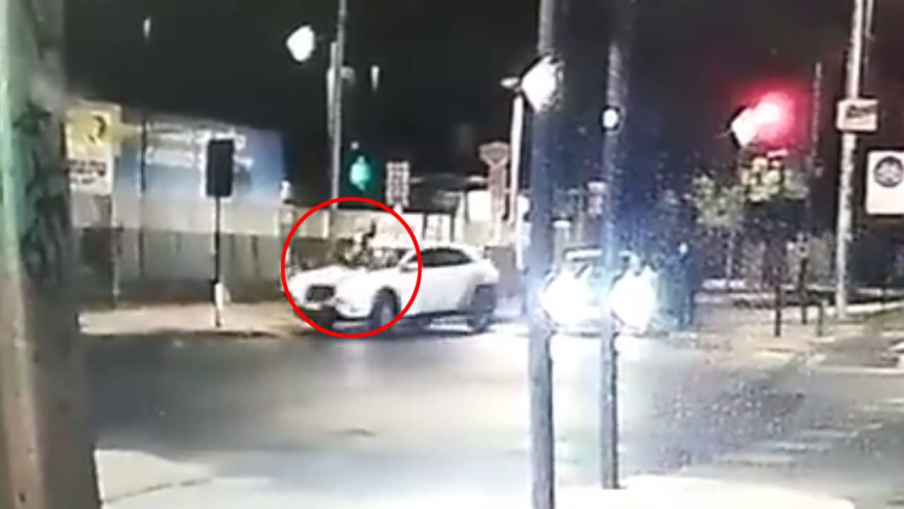 Mujer atropelló a ladrones que querían llevarse su camioneta Mujer atropelló a ladrones que querían llevarse su camioneta