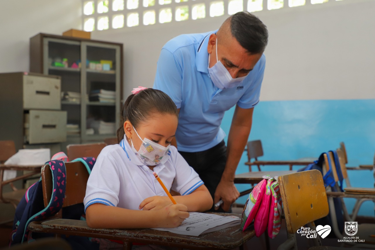 Docentes de instituciones privadas y públicas la vacunación avanza en un 95% con primeras dosis, el 85% cuenta con segunda dosis y el 50% ya tiene el refuerzo.