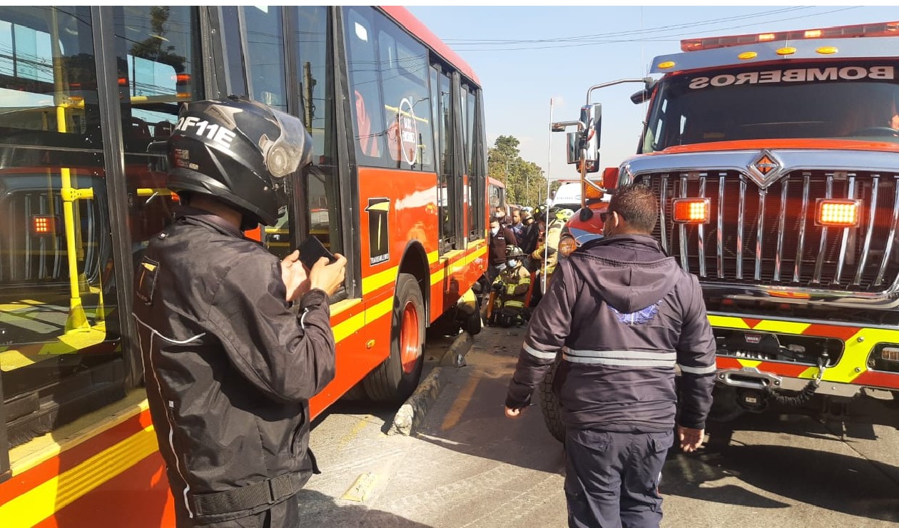 Fuerte accidente de Transmilenio con taxi