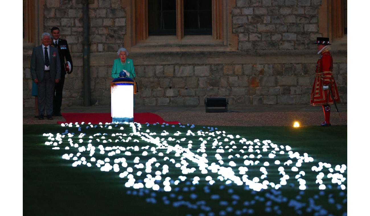 Reina Isabel enciende luces en el castillo de Windsor