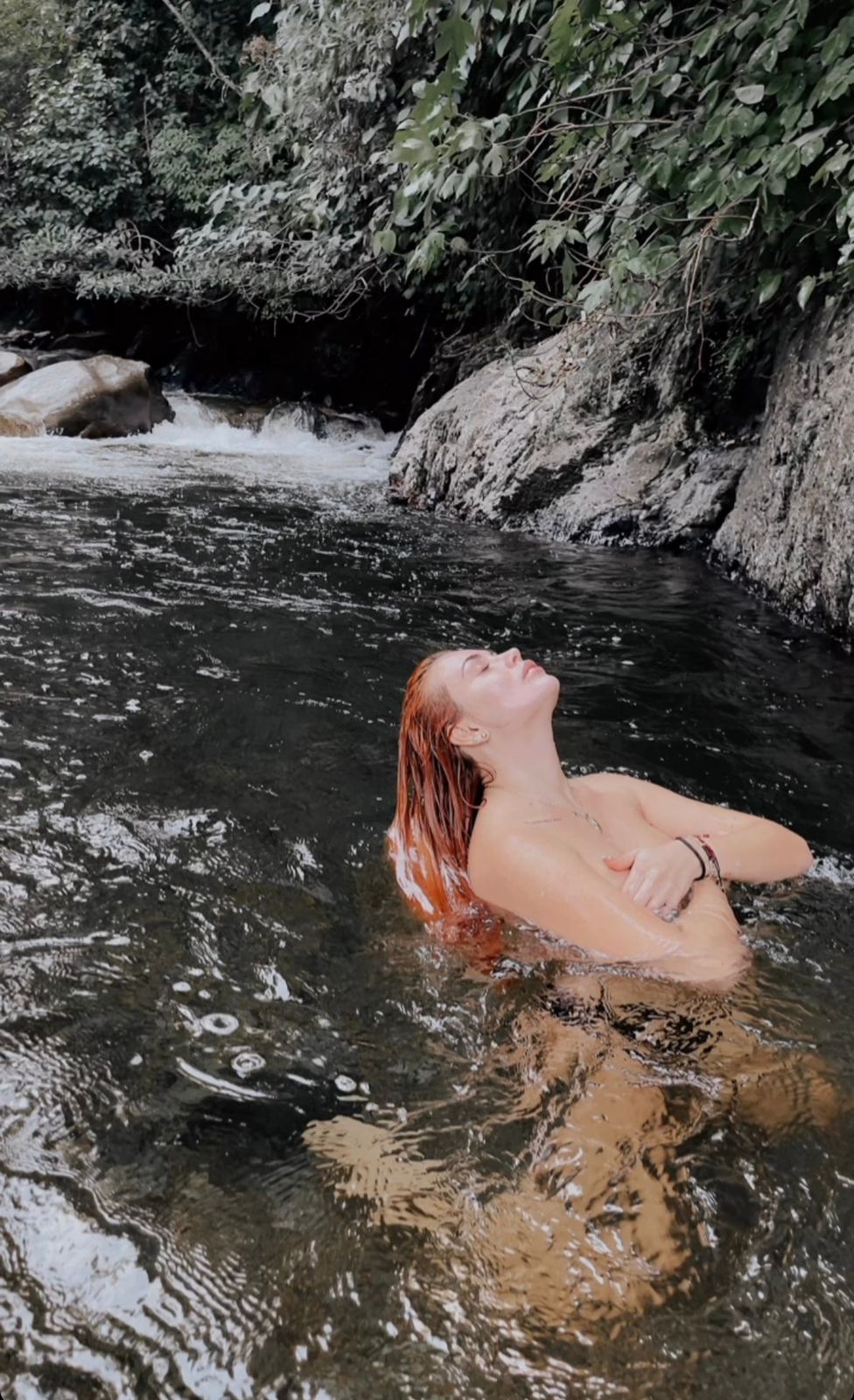 Sara Uribe en el río Sara Uribe en el río