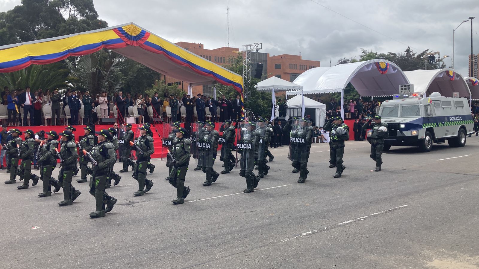 Regresó el desfile militar del 20 de julio con bombos y platillos RCN