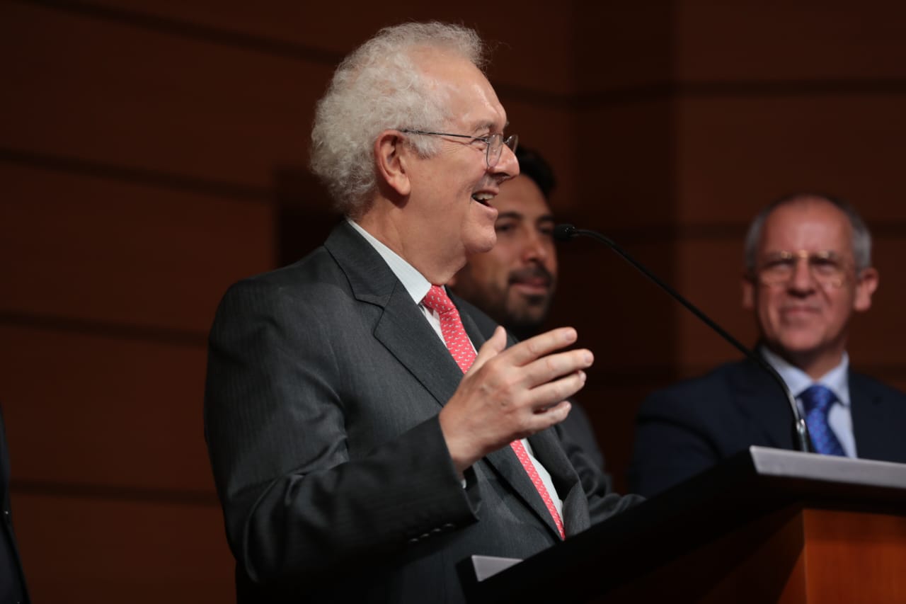 José Antonio Ocampo (centro), ex ministro de Hacienda, es despedido en medio de aplausos.