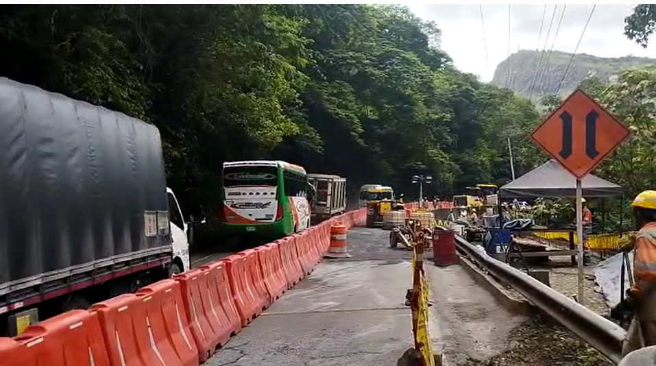 Vía Bogotá Girardot Habilitan Paso A Un Carril En La Nariz Del Diablo Rcn Radio