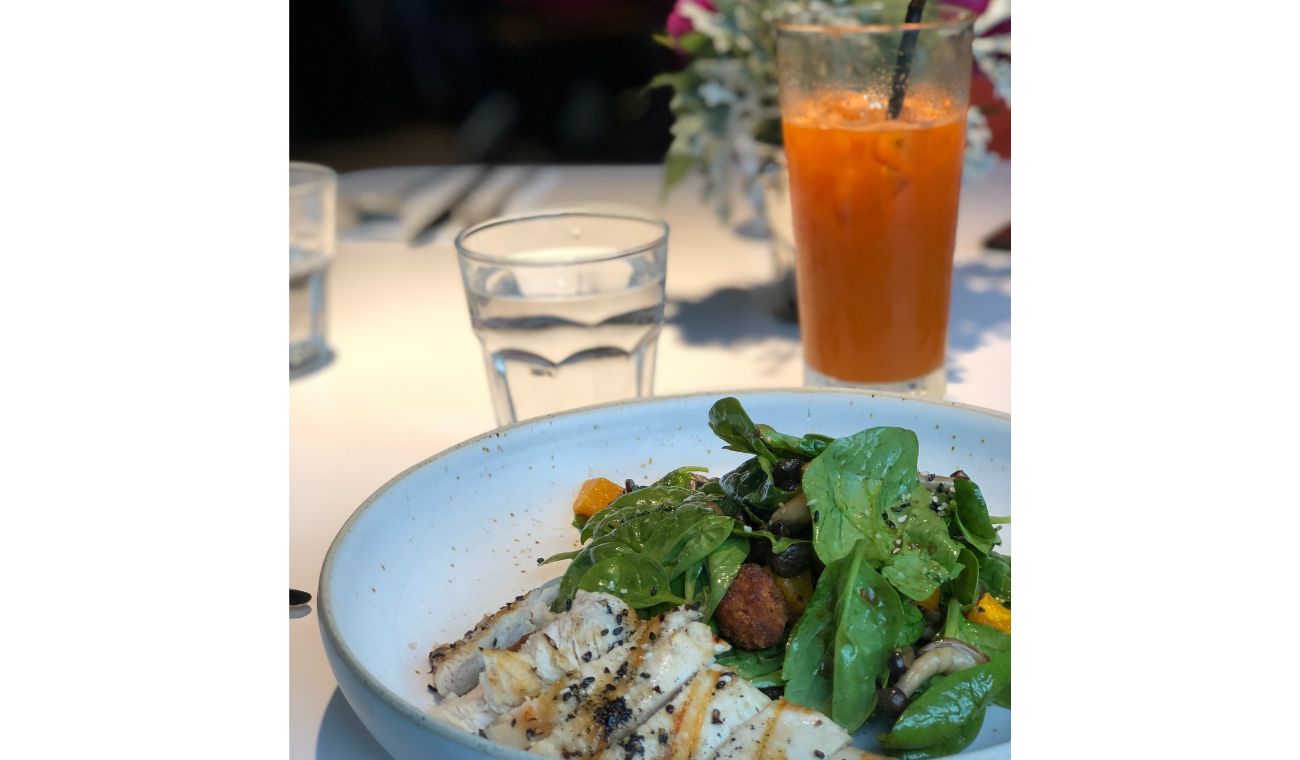 Tomar bebida con el almuerzo ¿bueno o malo para la digestión?