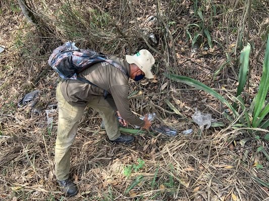 7- Ponen agua para que los animales que continúan en la zona se hidraten