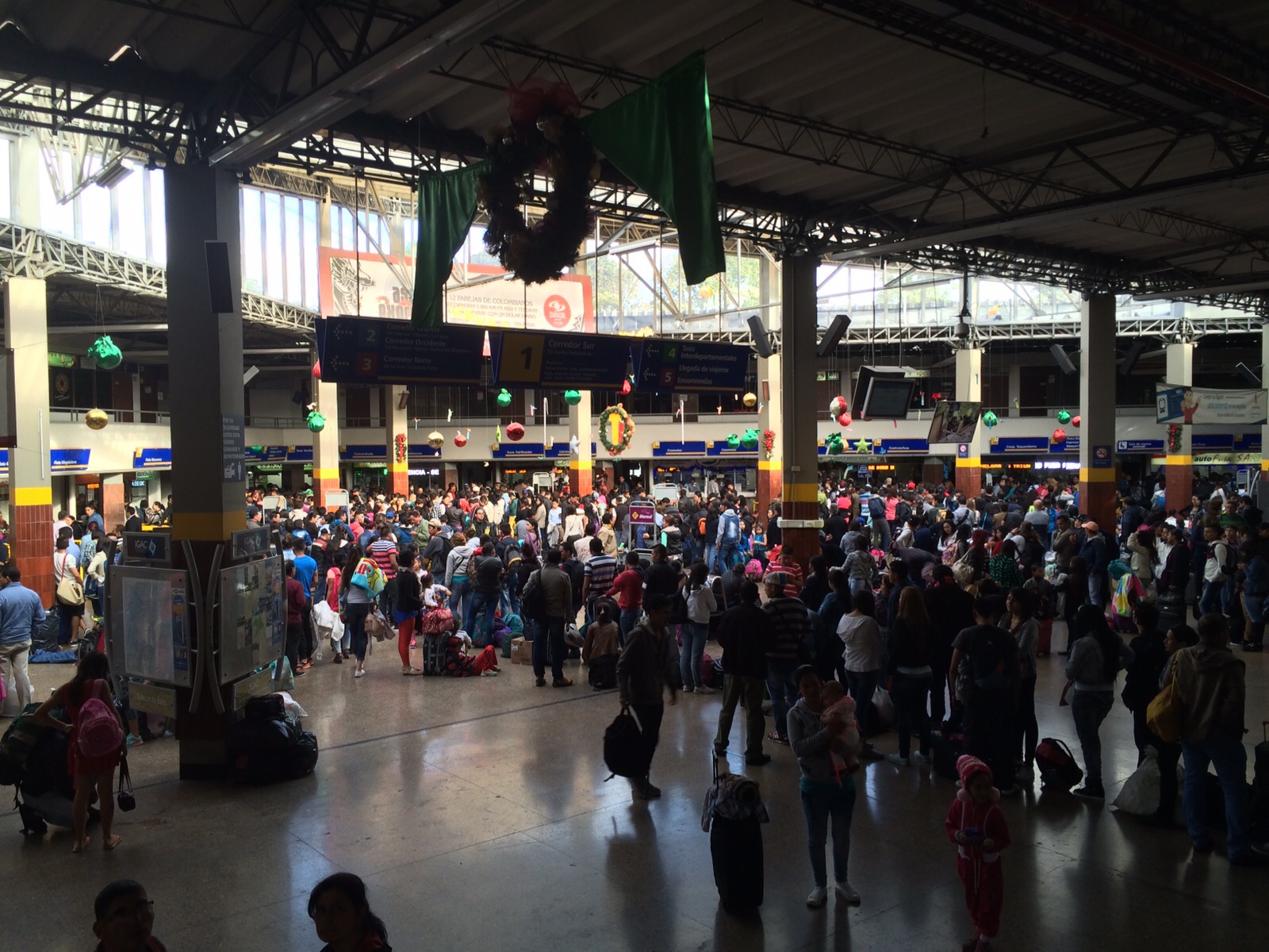 Alta afluencia de pasajeros en el terminal de transportes de Bogotá | RCN  Radio