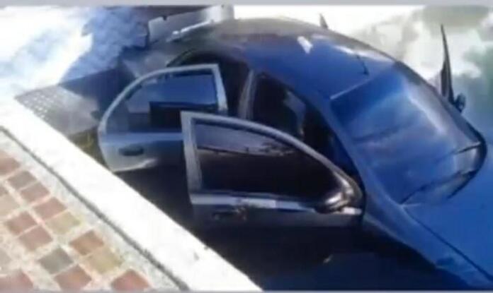 carro estuvo a punto de caer al embalse