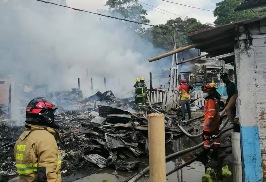 bomberos_pereira_incendio_rocio_bajo.jpg.webp