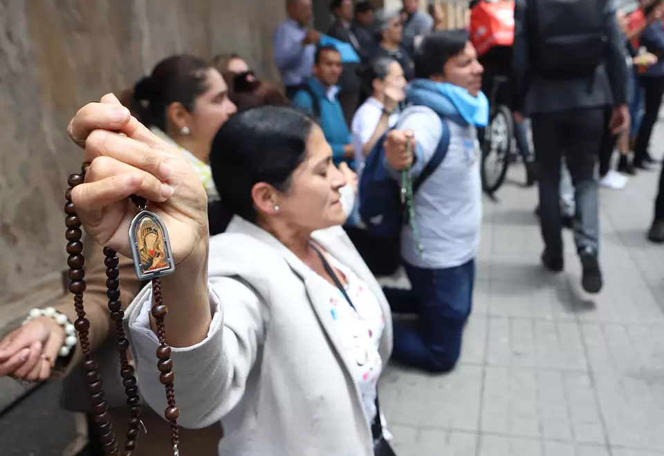 La ley en Colombia autoriza el aborto por tres causales: si la vida de la madre está en riesgo; si el feto tiene una malformación genética o si el embarazo es resultado de una violación.