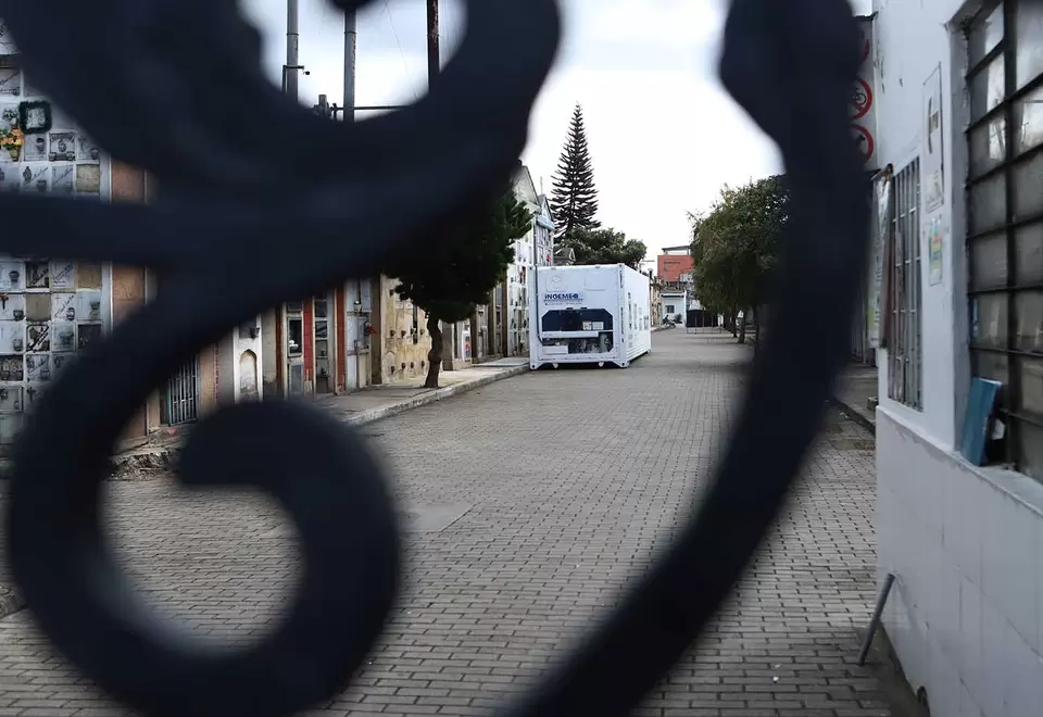 Contenedores para cadáveres en Bogotá / Cementerios de Bogotá en crisis por pandemia