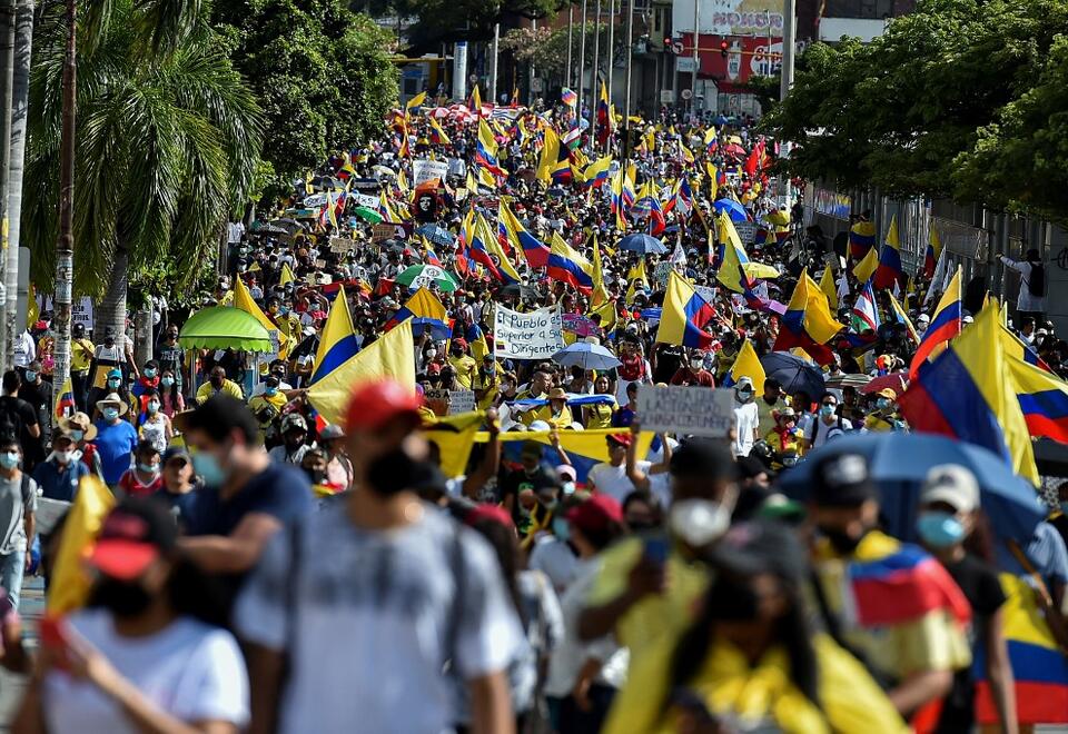 Protestas en Cali civiles dispararon a otros y policías no evitaron