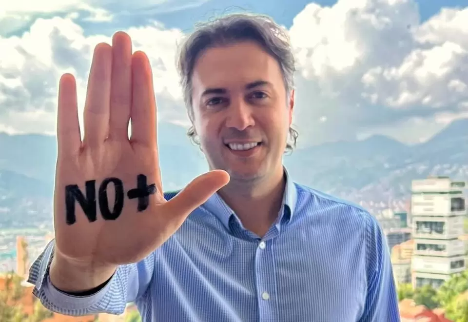 Referencia alcalde de Medellín, Daniel Quintero, promoviendo la campaña #No+.