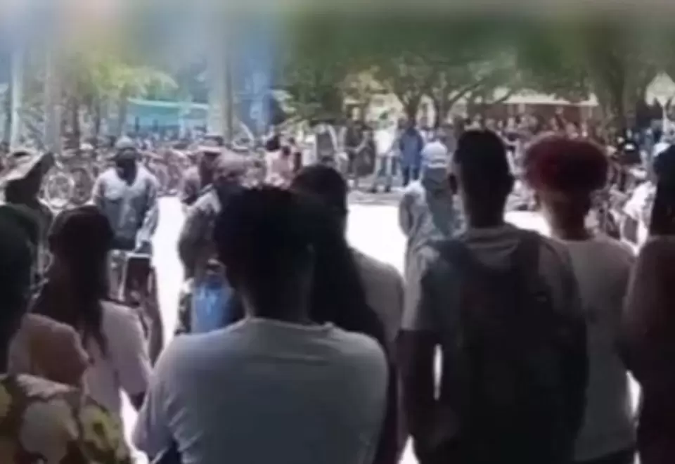 Mientras los encapuchados alteran el orden público dentro de Univalle, los estudiantes piden respeto. 