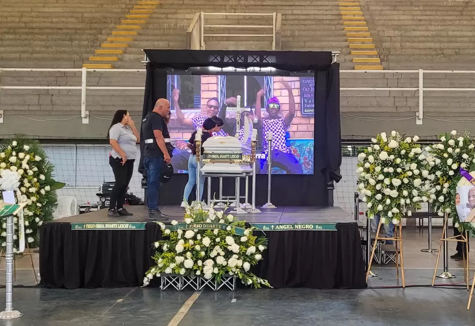 El cantante, de 45 años, fue hallado con golpes y heridas sobre todo en la cabeza y el tórax.