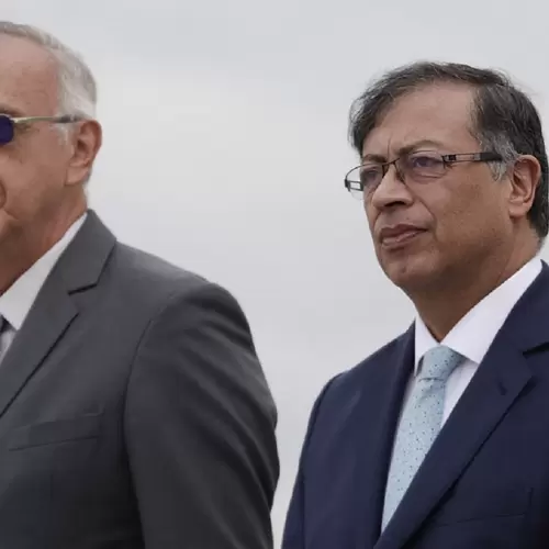 Presidente Gustavo Petro (der.) y ministro de Defensa, Iván Velásquez.