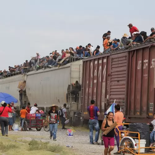 Migrantes a bordo de La Bestia, como se le conoce al tren que transita la frontera.