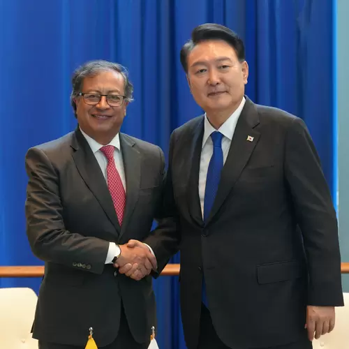 Gustavo Petro y Yoon Suk Yeol