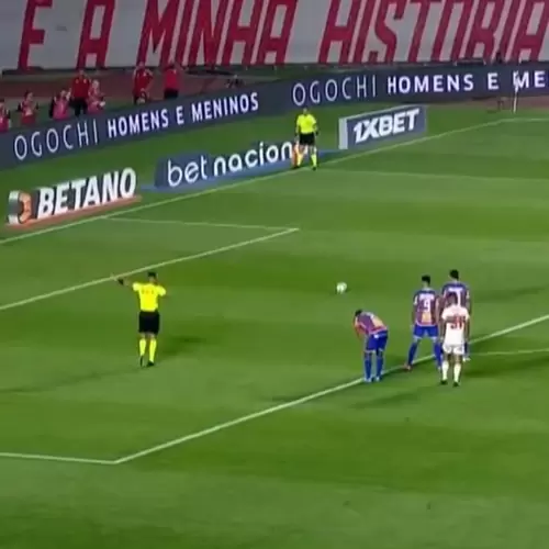 James Rodríguez volvió a fallar penalti con Sao Paulo