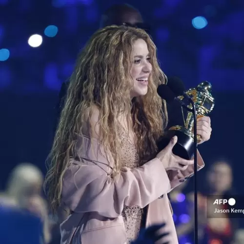 Shakira recibe premio en los MTV VMAs