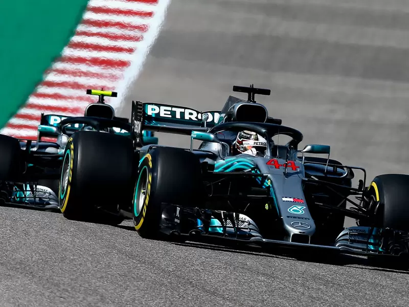 Lewis Hamilton de Gran Bretaña conduciendo el (44) Mercedes AMG Petronas F1 Team Mercedes WO9 seguido por Valtteri Bottas