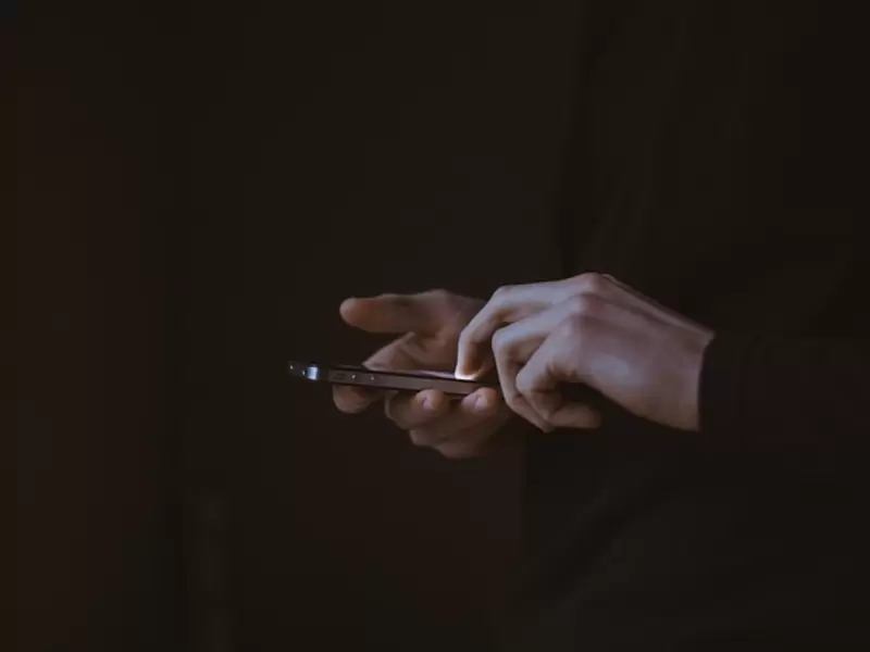 Una persona haciendo uso de su celular