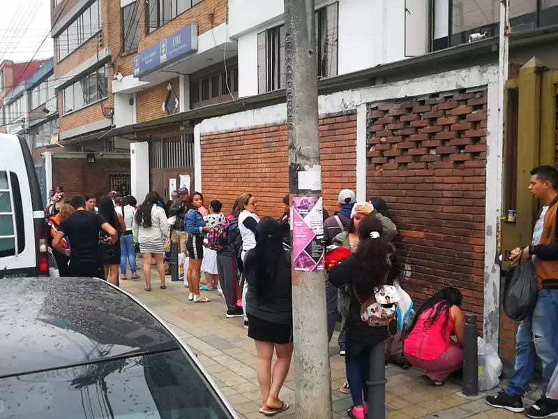 Fila para entrar alimentos a URI de Kennedy, en Bogotá